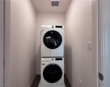 2833 Champagne Gold Avenue - Photo Thumbnail 12