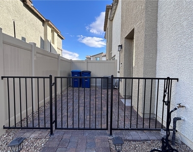 2833 Champagne Gold Avenue - Photo Thumbnail 17