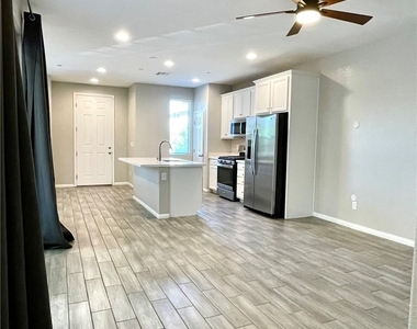 702 Cottonwood Hill Place - Photo Thumbnail 2