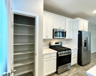 702 Cottonwood Hill Place - Photo Thumbnail 8