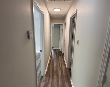105 Laurel Court - Photo Thumbnail 9