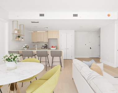 960 Franklin Avenue - Photo Thumbnail 2