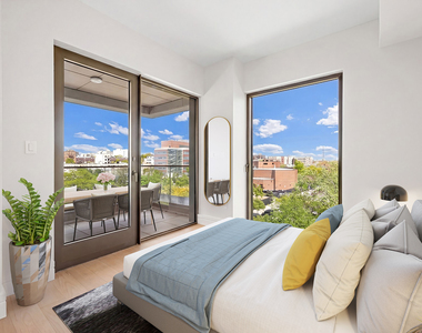 960 Franklin Avenue - Photo Thumbnail 5