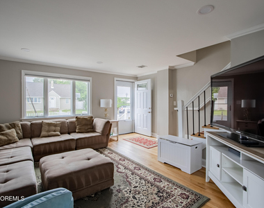 32 Howland Avenue - Photo Thumbnail 1