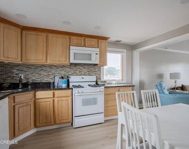 32 Howland Avenue - Photo Thumbnail 5