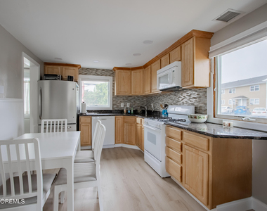 32 Howland Avenue - Photo Thumbnail 6