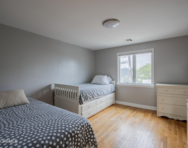 32 Howland Avenue - Photo Thumbnail 10