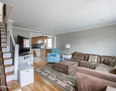 32 Howland Avenue - Photo Thumbnail 3