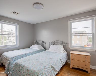 32 Howland Avenue - Photo Thumbnail 11