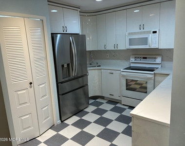 131 Amberly Drive - Photo Thumbnail 10