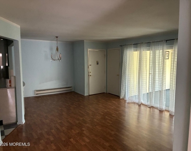 131 Amberly Drive - Photo Thumbnail 6