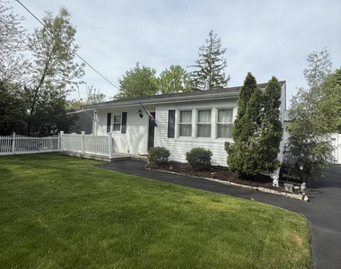 878 Salem Drive - Photo Thumbnail 2