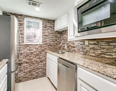 4023 N Hall Street - Photo Thumbnail 4