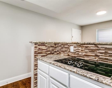 4023 N Hall Street - Photo Thumbnail 5