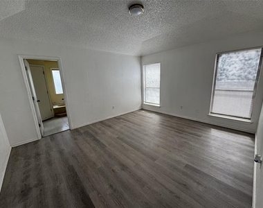 2122 Rainwood Court - Photo Thumbnail 8