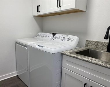 340 Sunnyside Drive - Photo Thumbnail 3
