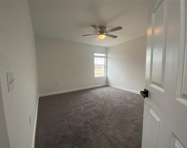 340 Sunnyside Drive - Photo Thumbnail 18