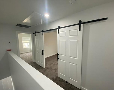 340 Sunnyside Drive - Photo Thumbnail 16