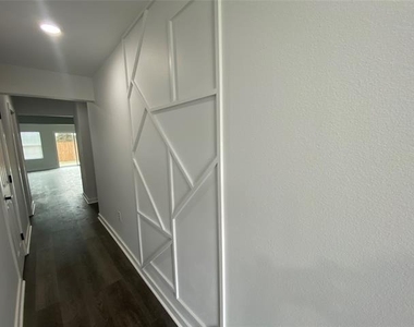 340 Sunnyside Drive - Photo Thumbnail 2