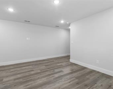 406 W 6th Street - Photo Thumbnail 6
