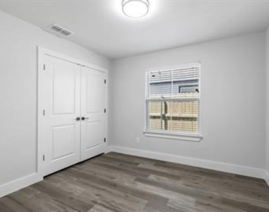 406 W 6th Street - Photo Thumbnail 7