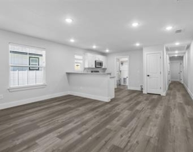 406 W 6th Street - Photo Thumbnail 1