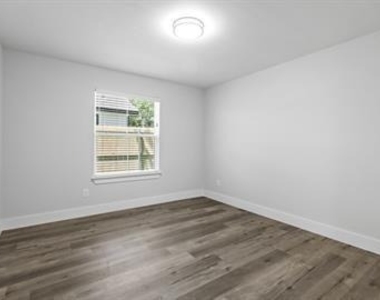 406 W 6th Street - Photo Thumbnail 9