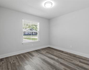 406 W 6th Street - Photo Thumbnail 5