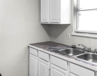 1114 Valley View Drive - Photo Thumbnail 7