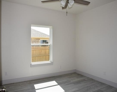 912 Avagail Avenue - Photo Thumbnail 6
