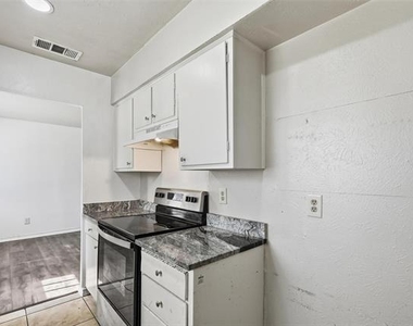 1812 Frances Drive - Photo Thumbnail 5