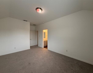 2401 Lovegrass Lane - Photo Thumbnail 15