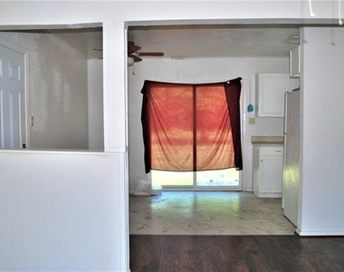 806 S 1st Street - Photo Thumbnail 4