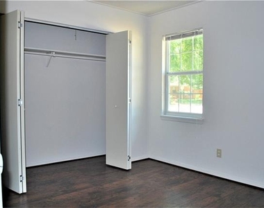 806 S 1st Street - Photo Thumbnail 6