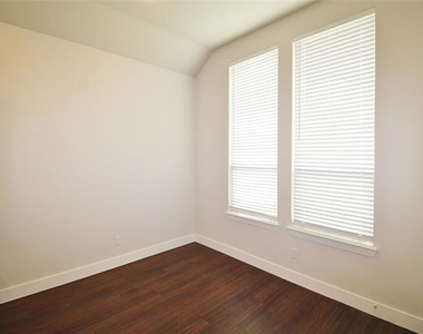 1665 Sheldon Drive - Photo Thumbnail 11