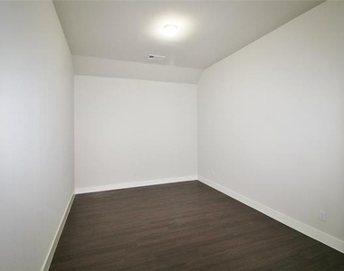 1665 Sheldon Drive - Photo Thumbnail 24