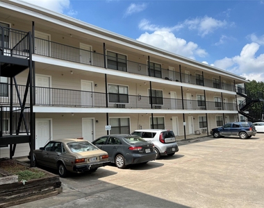701 W Sycamore Street - Photo Thumbnail 9