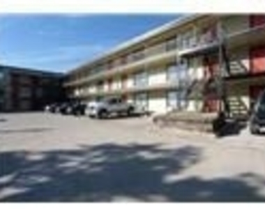 701 W Sycamore Street - Photo Thumbnail 8