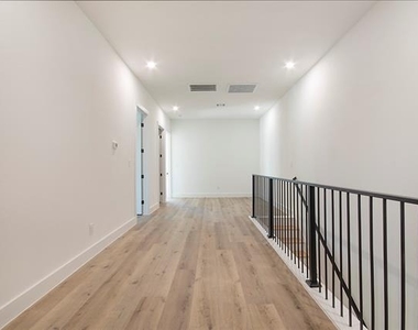 2005 Hearne Avenue - Photo Thumbnail 18