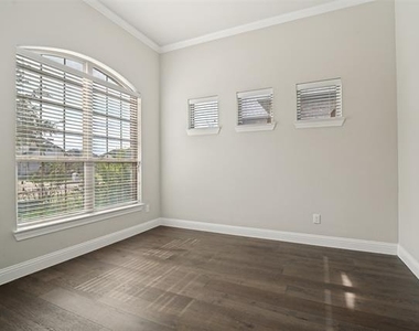 2802 Merlot Circle - Photo Thumbnail 3