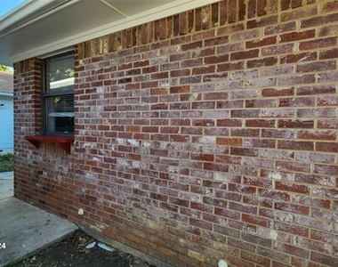 2202 Bolivar Street - Photo Thumbnail 4