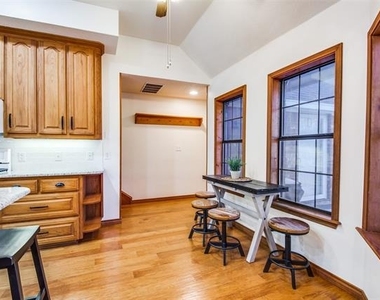 4920 Glen Oaks Circle - Photo Thumbnail 4