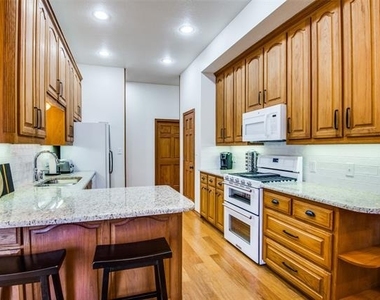 4920 Glen Oaks Circle - Photo Thumbnail 3