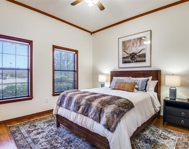4920 Glen Oaks Circle - Photo Thumbnail 6