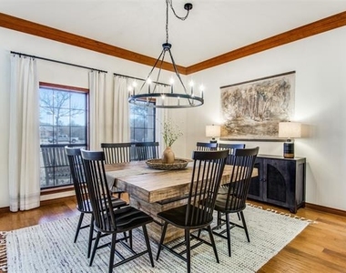 4920 Glen Oaks Circle - Photo Thumbnail 2
