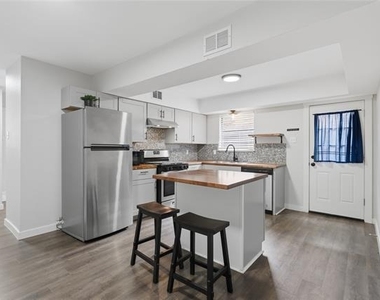 10805 Lake Gardens Drive - Photo Thumbnail 4