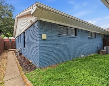 10805 Lake Gardens Drive - Photo Thumbnail 9