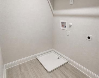 7849 Sunset Boulevard - Photo Thumbnail 10