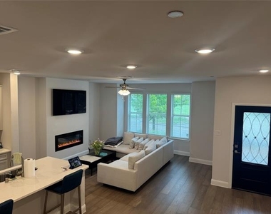 7849 Sunset Boulevard - Photo Thumbnail 1
