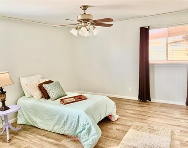 204 Hillcrest Street - Photo Thumbnail 6